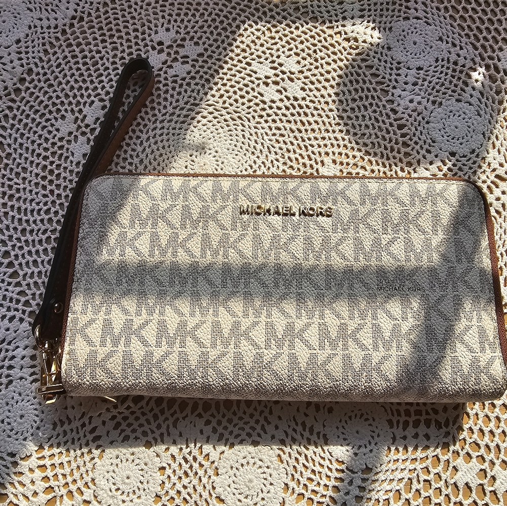 Michael Kors Jet Set Double Zip Wallet Used